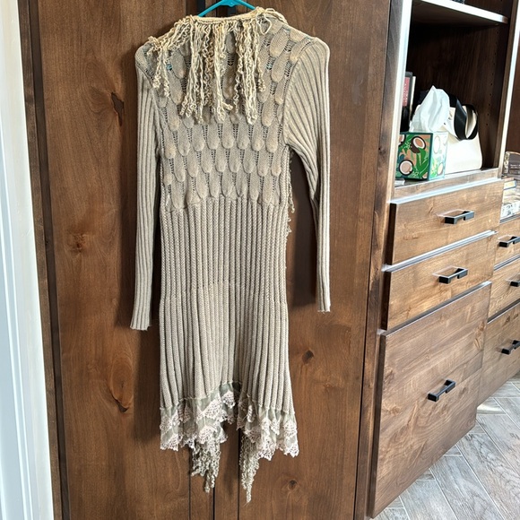 Long length sweater with multiple details tan size medium - Picture 2 of 8